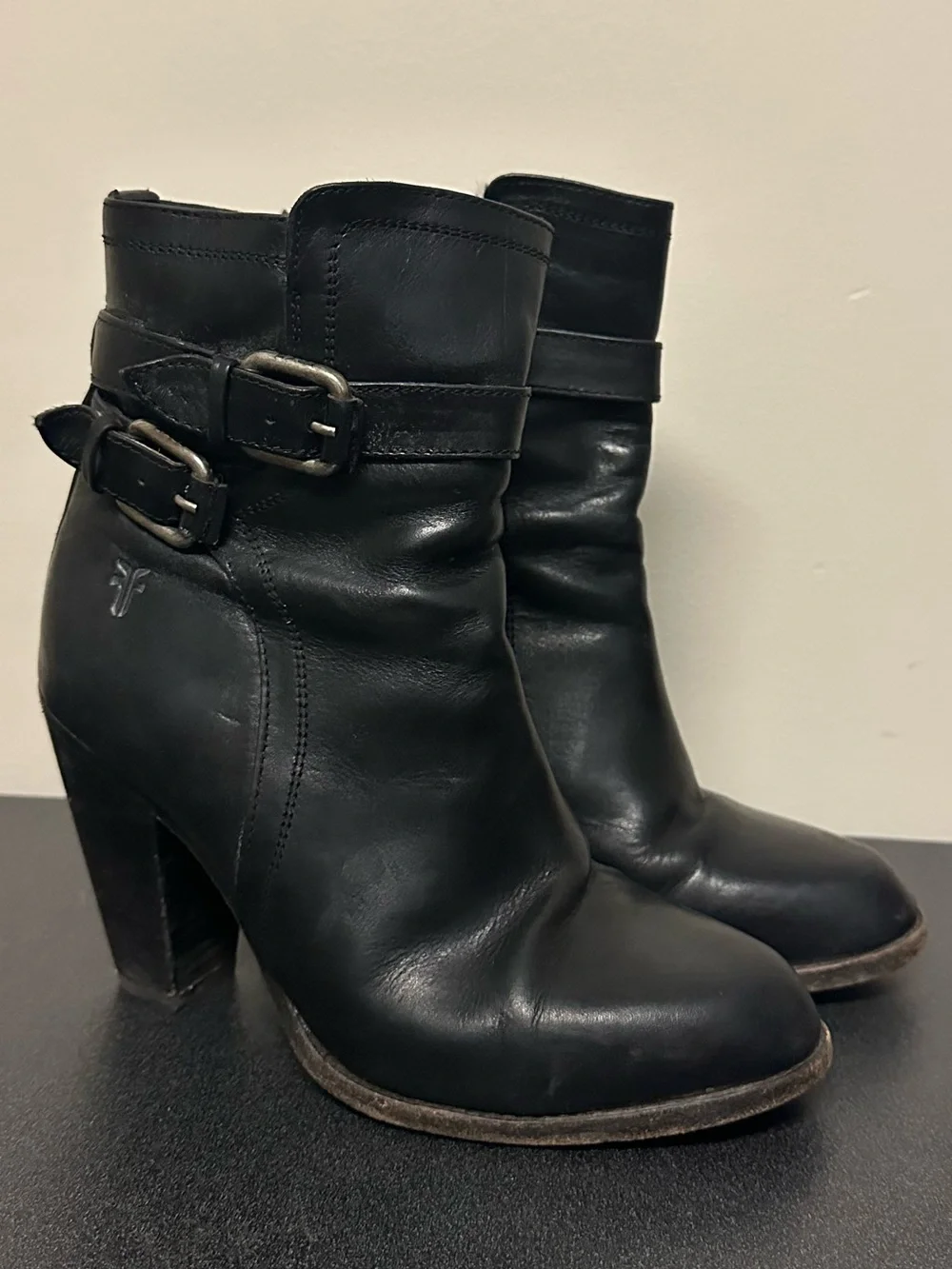 Frye Jenny Shield Short Booties Size 7 Black Leather Shows Boots Buckle Heel